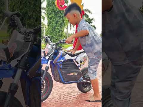 Cậu bé nghỉ hè xin ba cho đi xe #shorts