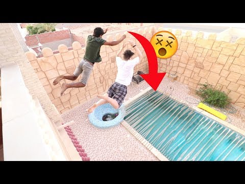تحدي القفز على مسبح كامل باللصق !!!