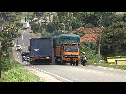 Mitsubishi Fuso Truck Driver Skills On High Slopes - Heavy Load Truck Climb Hill