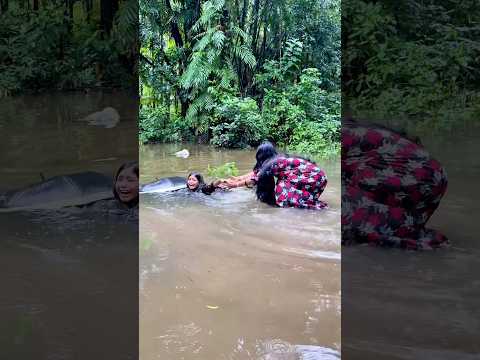 বন্যার মধ্যে কোনটা রাস্তা তা বোঝা যায় না 😀