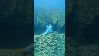 Dance under the water🪼#moderndance《笼 Cage》海底悬崖峭壁，人生无助迷茫，像在深渊中坠落… #消失的她 #lostinthestars #现代舞 #shorts