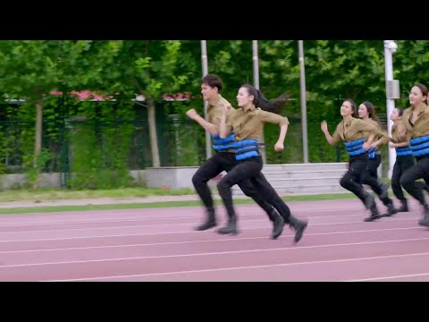 灰姑娘和男隊友比賽負重跑步，被男隊友嘲笑到不了終點，不料灰姑娘一咬牙直接衝刺第一名！