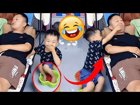 爸爸带娃太不靠谱了！吃水果还得儿子喂，必须得治治他！【呆萌小米宝】