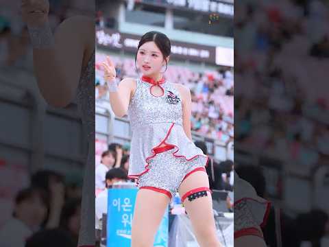 “손끝이 전하는 이야기✨” 색다른 헤어스타일의 김정원 피리아웃송