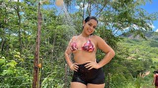 ROSALINDA SE REFRESCA NO CHUVEIRÃO
