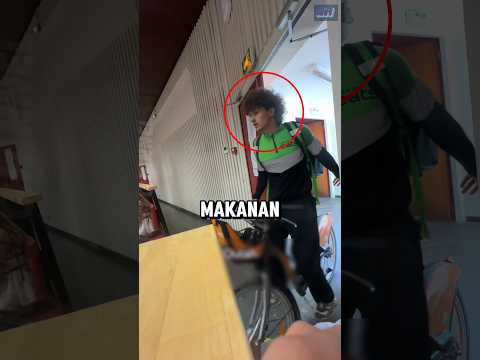 Sungguh Kurir yang berbeda 😂
