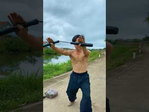 The real-life Vietnamese Bruce Lee punishes the bad guys #brucelee #kungfu #martialarts #nunchaku