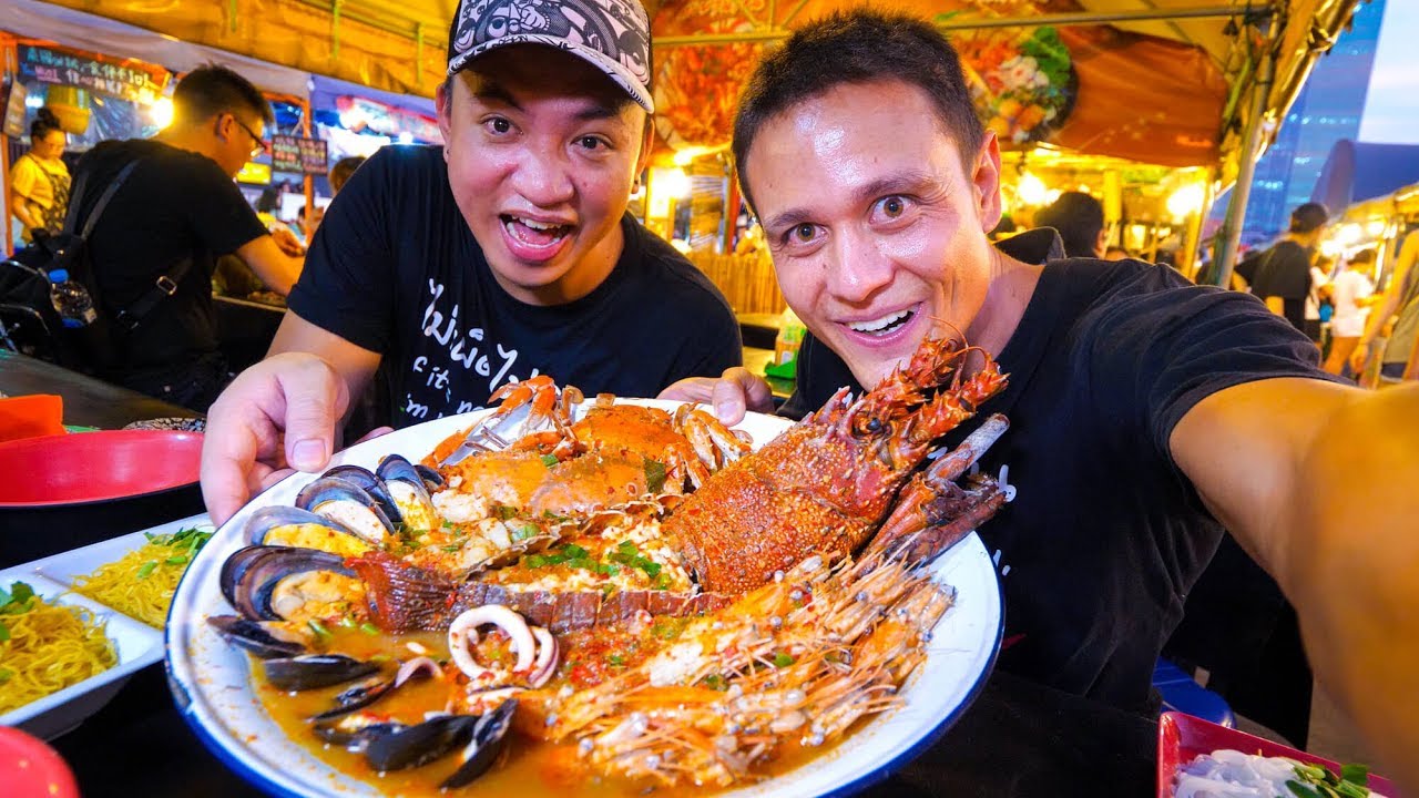 GIANT LOBSTER TOM YUM Insane Thai Street Food at Night Market in Bangkok, Thailand