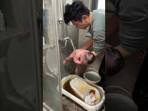 Khi ông bô tắm #baby #babau #cute #embecuoi #cutebaby #mevabe #funny #babycute #embe #smile