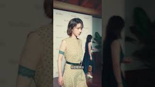 刘恋MrMiss | 夹带女儿进秀场 || 来看看我女儿是怎么理解人类时尚行为的#明星不止AB面 #还有CD面 #当秀场变成日常 #maxmara #秀场 #小熊猫日记