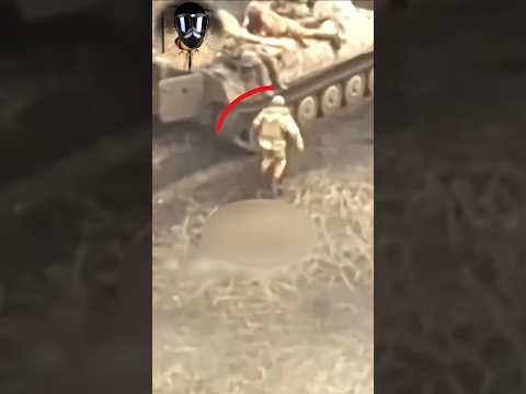 جندي يتخلي عن زميلة