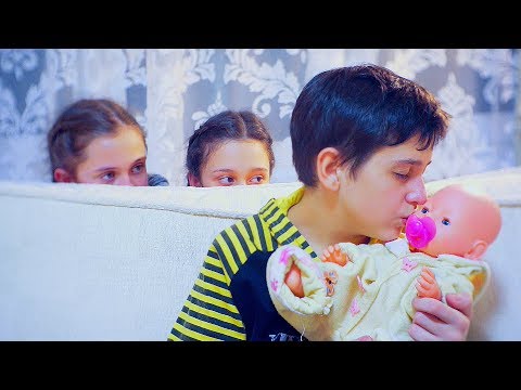 РОМА ИГРАЕТ В КУКЛЫ!!!
