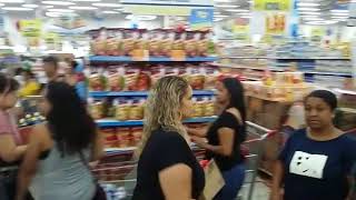 Clientes comprando na loja da Barra da Tijuca no primeiro dia do Aniversário Guanabara 2017