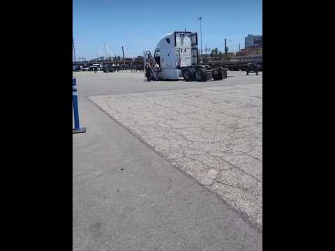 Employee at Port grabs truck driver then rough him 🆙 #18wheeler #truckingindustry