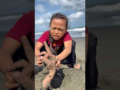 Tangan terkubur dalam pasir