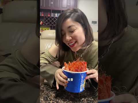 妈妈抢走满是虾的面,没想到虾仁都在爸爸这,妈妈只有虾壳!