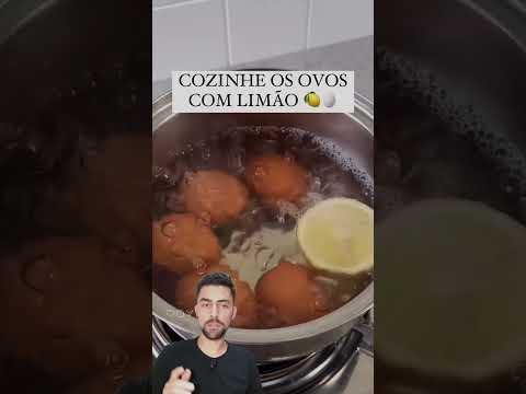 Meio limão cortado na água fervendo e a mágica acontece