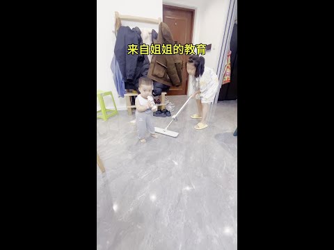 姐姐都快拖完地了，弟弟开始倒奶。这次我知道弟弟为什么都怕姐姐了，因为父母是吓唬，姐姐是真干啊。