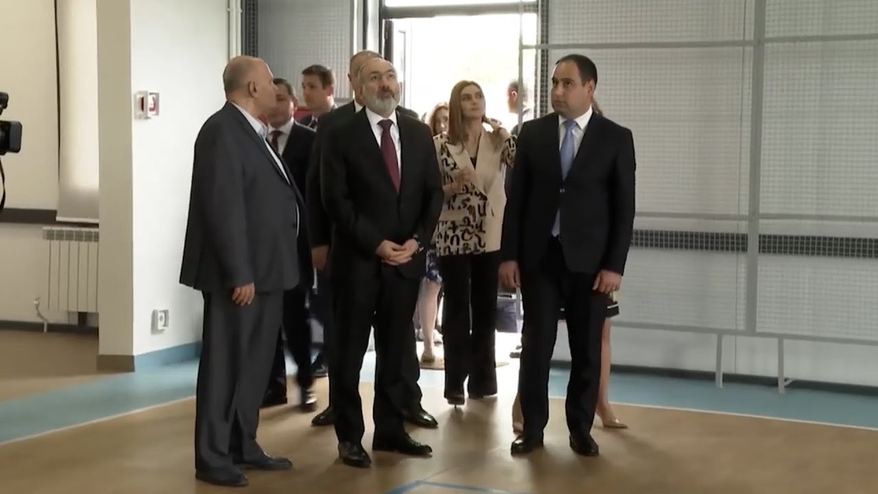 Kusurların giderilmesi: Başbakan Eçmiadzin'in 7 No'lu okulunu ziyaret etti