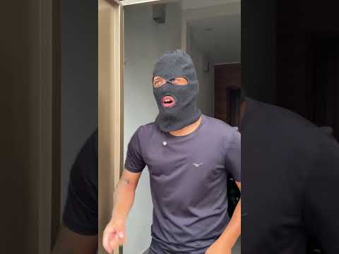 A POLÍCIA CHUTOU A BOLA DE FUTEBOL
