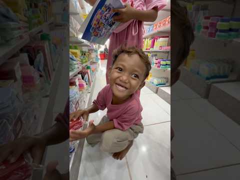 Si kerel beli buku gambar bareng kakaknya di supermarket gusy😅 #shortvideo #anakdesa