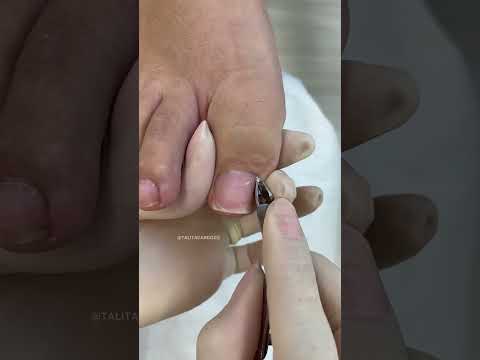 Pedicure com Esmaltação vermelha.