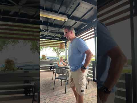 PEACH McINTYRE 🍑 RUNS INTO A PROBLEM WHILE LIVE-STREAMING AT A RESTAURANT 😒😒😒
