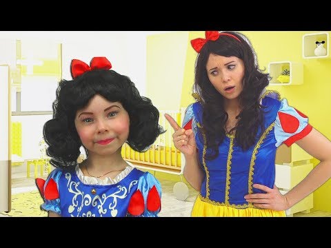 Alice finge PRINCESA! Ayuda a su mama y juegan con juguetes de limpieza