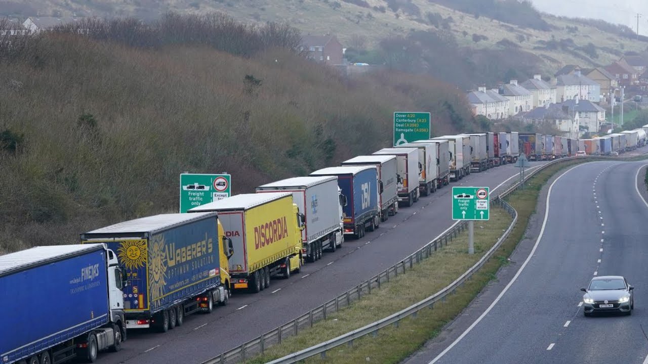 Brexit. Importing Lorries stuck for 4 Days in UK due to Bad IT Systems and Paperwork