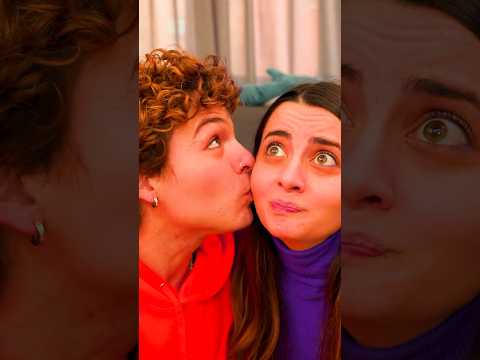 Il nostro amico Sammy da un bacio a Dani mentre giochiamo al gioco della bottiglia e Robbi è geloso!