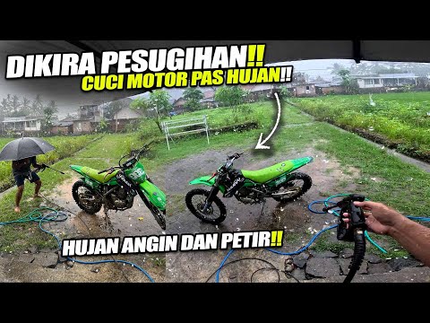 BIAR DIKIRA PESUGIHAN CUCI MOTOR PAS HUJAN BLEDEK !!