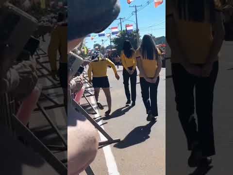 Mira lo que pas贸 en este desfile 馃