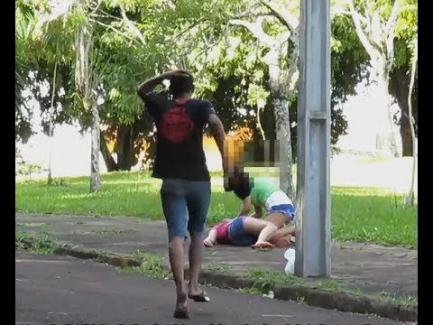 ASSUSTANDO AS PESSOAS COM UMA COBRA (desmaiou?) PEGADINHA