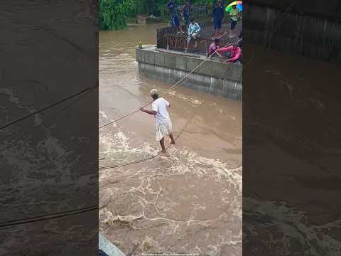 ये दादा रस्सी पकड़कर नदी पार कर देता | #shorts