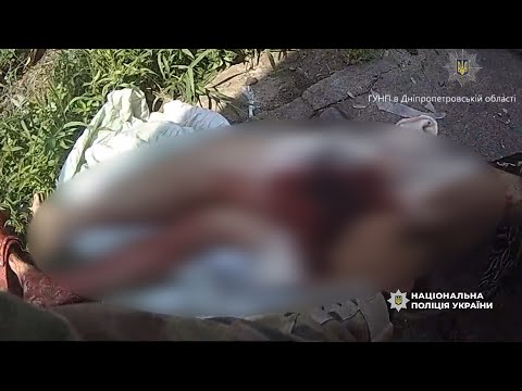 На відео - перші хвилини після артобстрілу Нікополя: поліцейські евакуювали важкопораненого чоловіка до лікарні