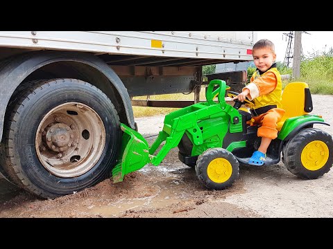 شاحنة عالقة في الوحل. ديما ركوب على عجلات قوة جرار للمساعدة