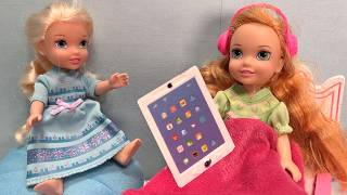 Too much tablet time ! Elsa & Anna toddlers - Barbie dolls