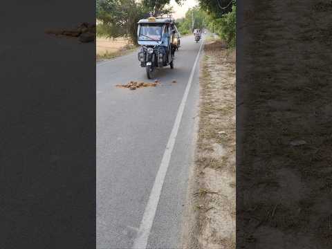 🥺दुनिया का सबसे अच्छा कर्म यही है😥#RoadReality#BeKindAlways#HelpingHand#ViralEmotions#driverlife#yt