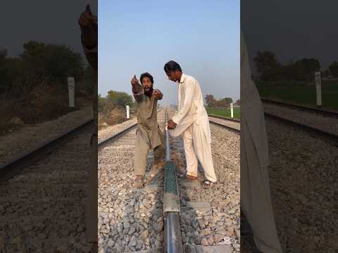 Aakhirkar train girte girte Bach gai#foryou#viralvideo#trend#ytshorts#railway