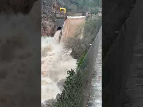 El reventón de los chorros del río Mundo llenan la presa de los Cárcavos