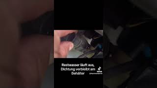 Austausch der Wischwasserpumpe beim Smart 451 ohne Demontage der Frontschürze