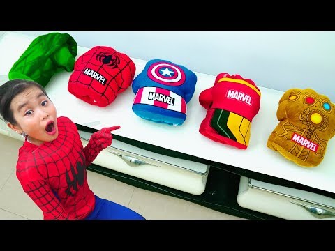 KunKun play dress up Superheroes and help Papa