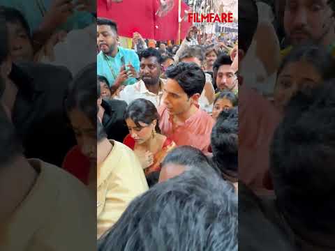 Sidharth Malhotra And Janhvi Kapoor Seek Blessings At Lalbaugcha Raja