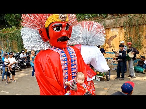 Sholawat Ondel Ondel - Ondel Ondel Sholawat Cinta Betawi Gendong Anak Bayi Imut Banget