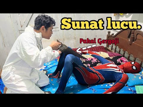 Spiderman Nekat Sunat Pakai Gergaji!? Biar Burungnya Panjang!