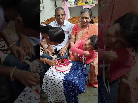 aree enka cake🍰🍰 cut chyaledu bunty❤😊 agu ra munde thinesthunnav