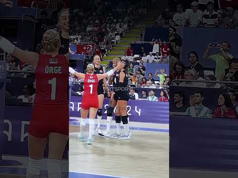 Vargas'ın kolu Hande'ye geliyor.🤭|Vargas' arm accidentally hit Hande's face🫣#fileninsultanları