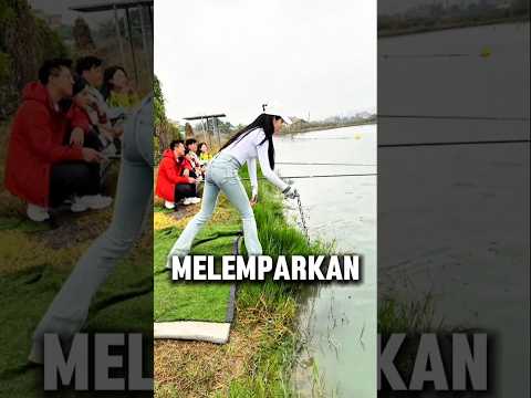 Wanita Ini Pancing Pakai Rantai, Hasilnya Gila!