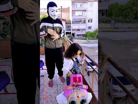 رميت بالون رفيقتها عالشارع بسبب وساوس الشيطان#لايك#اكسبلور#funny#comedy#cutebaby#babygirl#beautiful