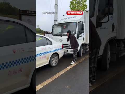 What to do if your car is stuck in traffic? A female driver teaches you how to get out #shorts #car